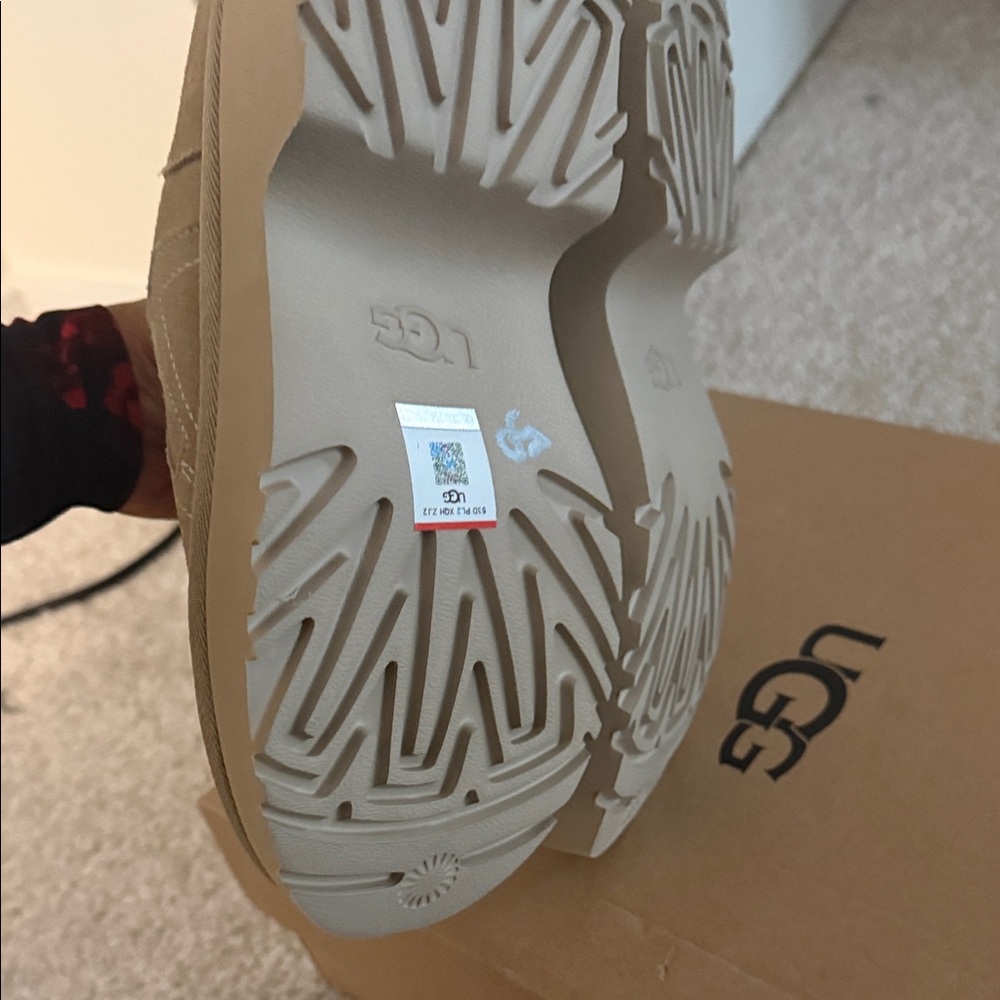 UGG - Picture 2 of 2